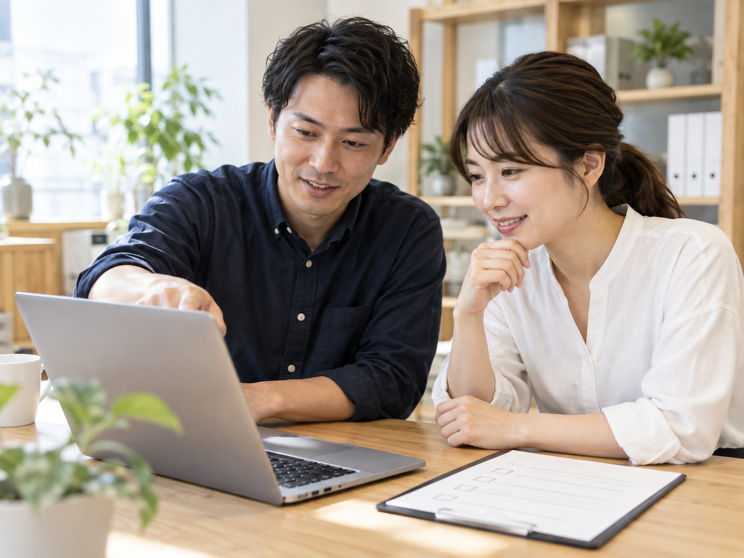 スタッフがパソコンを使いながら業務を確認する様子